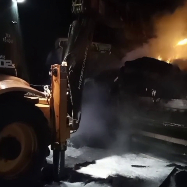 TIR'da yangın çıktı; yol 3 saat ulaşıma kapandı