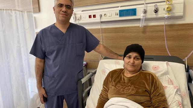 Dünyada ilk defa görülen vaka Eskişehir'de tedavi edildi
Solunum problemiyle kendini gösteren sinir kılıfı tümörü ameliyat ile alındı
Yaklaşık 3 yıldır ağrı çeken kadın, Eskişehir Şehir Hastanesi'nde sağlığına kavuştu
Prof. Dr. Vural Fidan: "Dünyada yayınlanmış 19'uncu vaka fakat solunum problemiyle gelen ilk vaka olarak bilinmekte"
Hasta Figen Kayhan: "Her gün şişlik ve ağrım oluyordu, çok stresliydim"