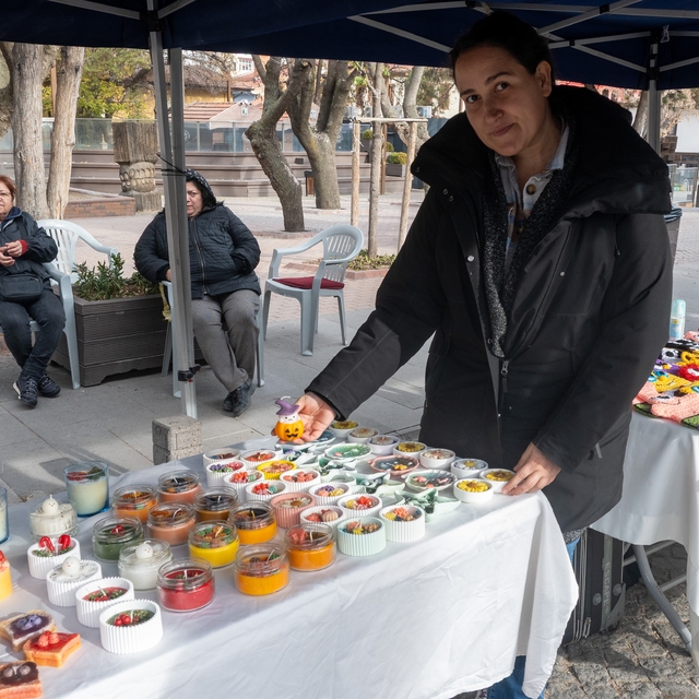 Evinde ürettiği estetik mumları stantta vatandaşlarla buluşturuyor