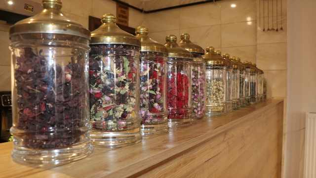 Çeşit çeşit bulunuyor, isimleri ile dikkat çekiyor
Çeşidi bol, isimleri ilginç bitki çayları dikkat çekiyor