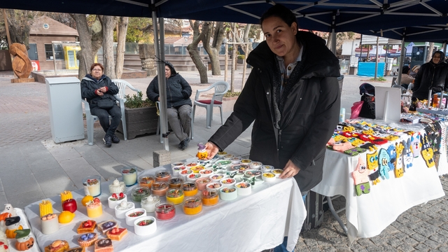 Evinde ürettiği estetik mumları stantta vatandaşlarla buluşturuyor