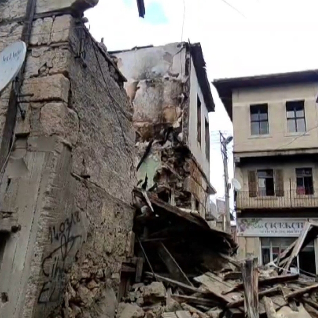 Daha önce yangında zarar gören eski bina yağışlı havada çöktü