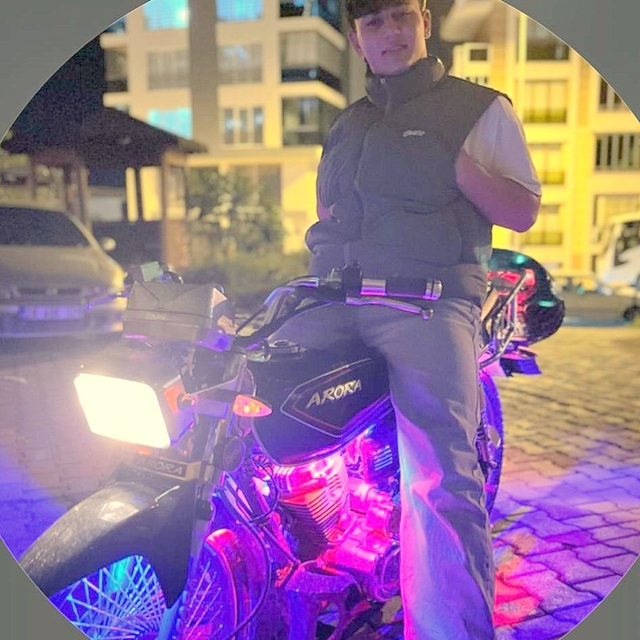 Minibüsle çarpışan motosikletin ehliyetsiz sürücüsü öldü