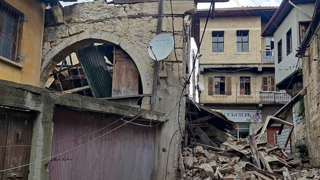 Yangında kullanılamaz hale gelen ev çöktü