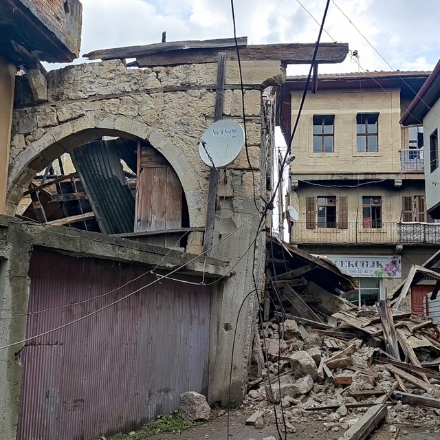 Yangında kullanılamaz hale gelen ev çöktü