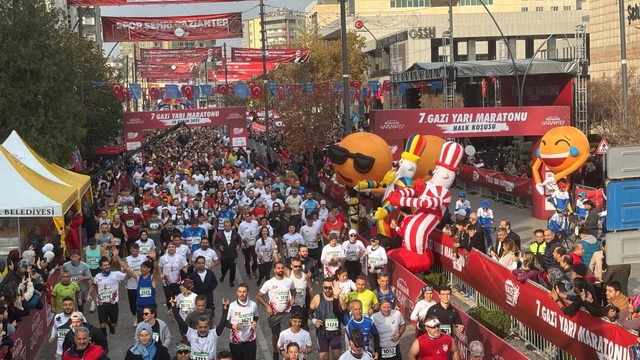 Gaziantep'te 7. Gazi Yarı Maratonu bin 498 sporcunun katılımıyla başladı