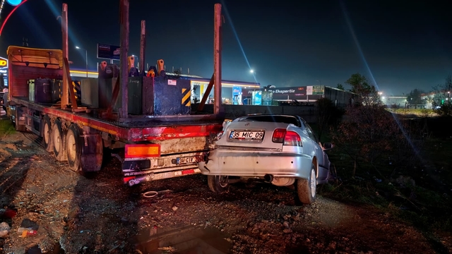 Tekirdağ'da park halindeki tıra çarpan otomobildeki iki kişi yaralandı