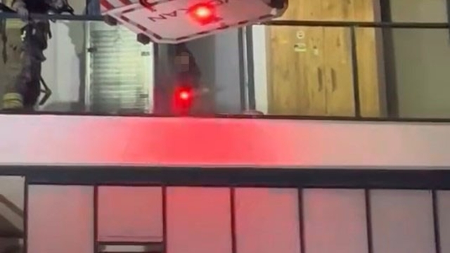 Sinir krizi geçiren kadın evi ateşe vermek istedi
Balkondan giren itfaiyecilere damacana fırlattı