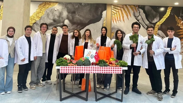 ADÜ Tıp fakültesi öğrencilerinden sağlıklı beslenme farkındalık etkinliği