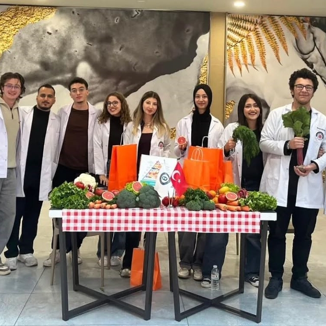 ADÜ Tıp fakültesi öğrencilerinden sağlıklı beslenme farkındalık etkinliği