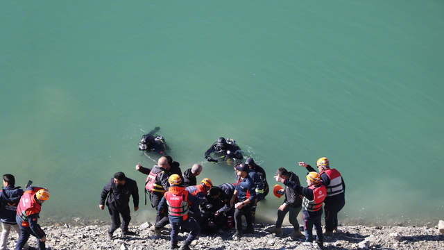 Otomobil baraj gölüne yuvarlandı; 2 kişi öldü, 1 kişi aranıyor (2)