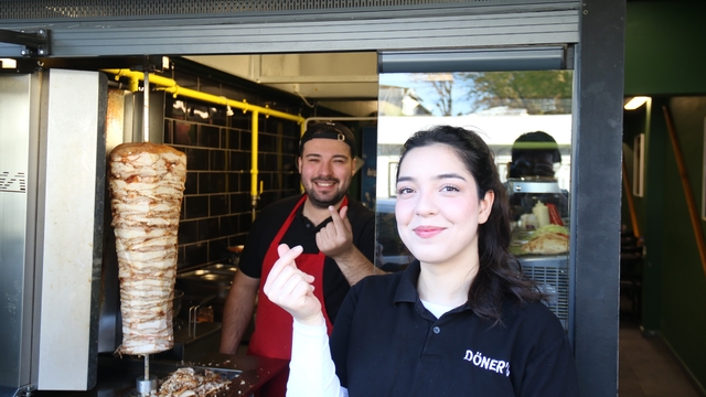 Kore'de döner kesmeyi öğrendiler Eskişehir'de dükkan açtılar
Eskişehir'de Kore usulü döner ilgi çekiyor
Dönerci Melih Kurt: "Yurt dışı hevesiyle gittik, güzeldi ama insan en çok ailesini özlüyor"
"Koreliler anam babam usulü döner seviyor"