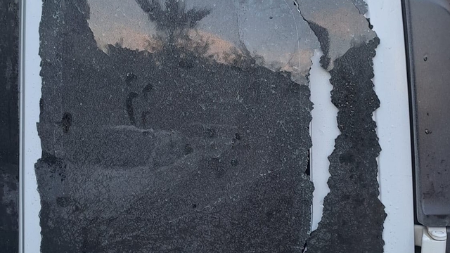 İzmir'de polis aracına saldırıp camı kırdılar