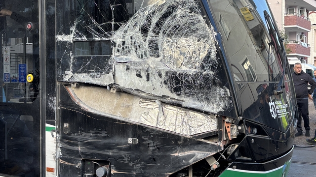 Kocaeli'de çöp kamyonu tramvaya çarptı: 3 yaralı