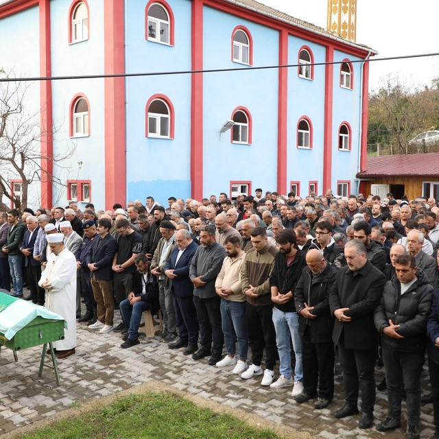 Hastalığına yenik düşen muhtar son yolculuğuna uğurlandı