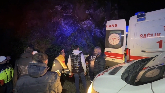 Kayganlaşan yolda otomobil paramparça oldu: 2 yaralı
Bir başka kazada otomobil şarampole uçtu: 2 yaralı
Düzce'de 3 ayrı kaza: 4 yaralı