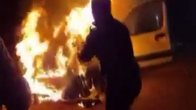 Gaziantep'te yanan araca cezaevi personeli müdahale etti, Bakan Tunç tebrik etti
Bakan Tunç'tan araç yangınına müdahale ederek hayat kurtaran cezaevi personeline teşekkür
Gaziantep'te araç seyir halindeyken yandı, yardıma cezaevi personeli koştu