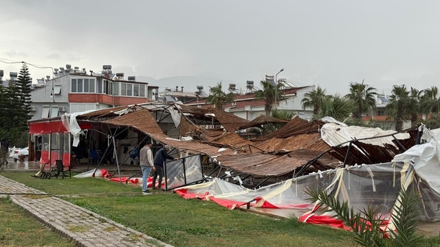 Akdeniz'de hortum kıyı şeridini vurdu: İş yerleri ve evler zarar gördü