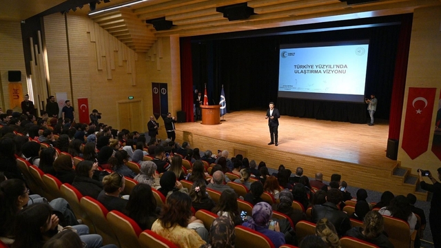 Anadolu Üniversitesi ev sahipliğinde düzenlenen Ufest Gençlik Festivali Bakan Yardımcısı Boyraz'ın sunumuyla sona erdi