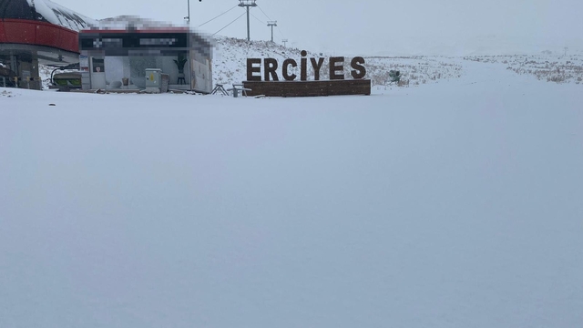 Kayseri'de kent merkezinde sağanak, Erciyes'te kar etkili oldu
