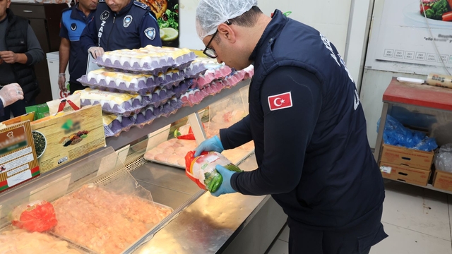 Akdeniz ilçesinde gıda ürünü satan işletmeler denetlendi