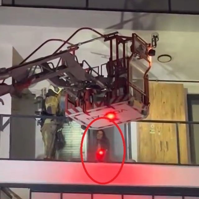 Dairesini ateşe vermek isteyen kadın, itfaiye ekiplerine damacana fırlattı