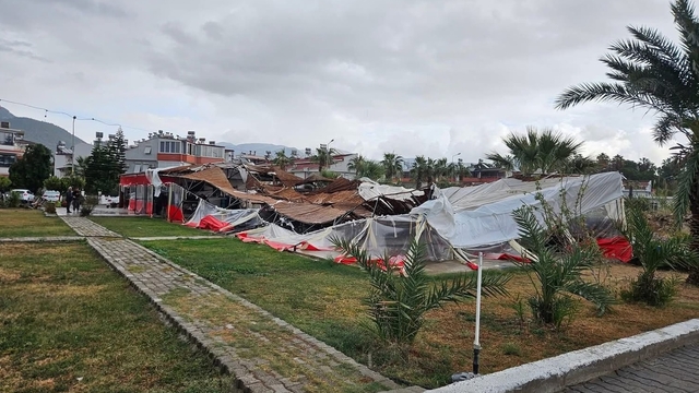 Mersin'de hortumlar evlere ve seralara zarar verdi