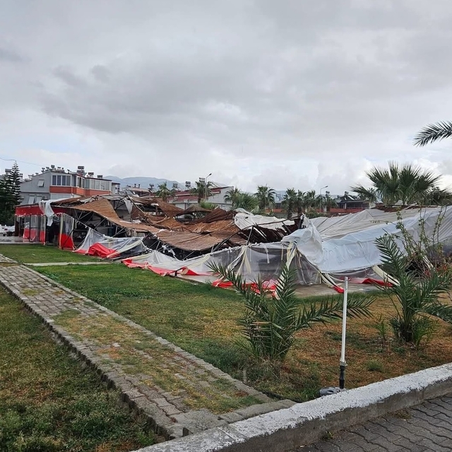 Mersin'de hortumlar evlere ve seralara zarar verdi