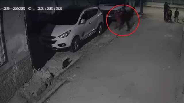 Başını otomobile çarptığı çocuğu yere fırlattı; o anlar kamerada