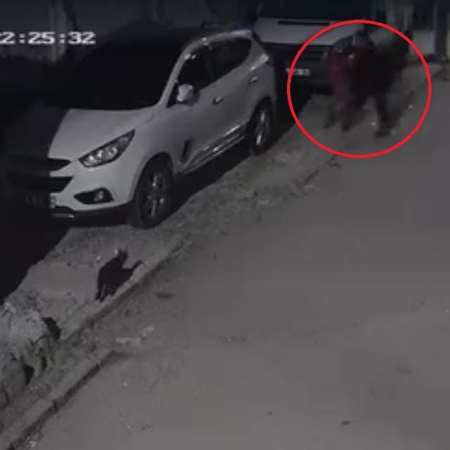 Başını otomobile çarptığı çocuğu yere fırlattı; o anlar kamerada