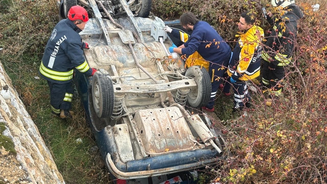 Konya'da şarampole devrilen otomobilin sürücüsü öldü