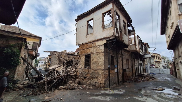 Mersin'de daha önce yangında hasar gören metruk evin bir bölümü çöktü