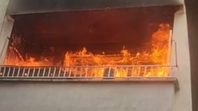 Şanlıurfa'da korkutan yangın: Apartman dairesi alev alev yandı