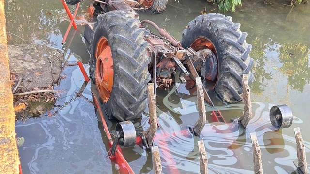 Samsun'da traktör sulama kanalına devrildi