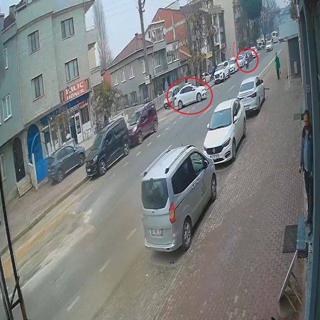Otomobile çarpmamak için ani fren yapan sürücü, motosikletinin devrilmesi s...