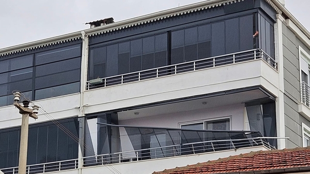 Bozyazı ilçesinde şiddetli rüzgar çatıları uçurdu