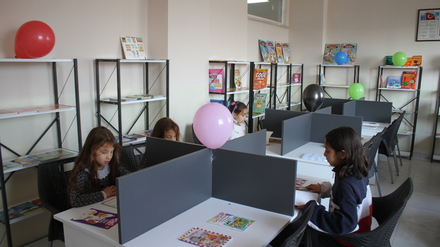 Malazgirt İlkokulu'na gönüllülerin desteğiyle kütüphane kuruldu