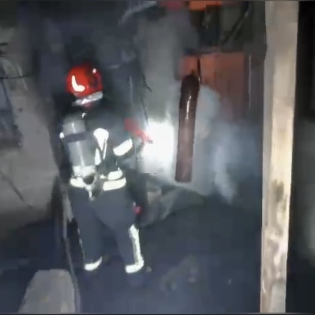 Osmaniye'de iki katlı ahşap binadaki yangın söndürüldü