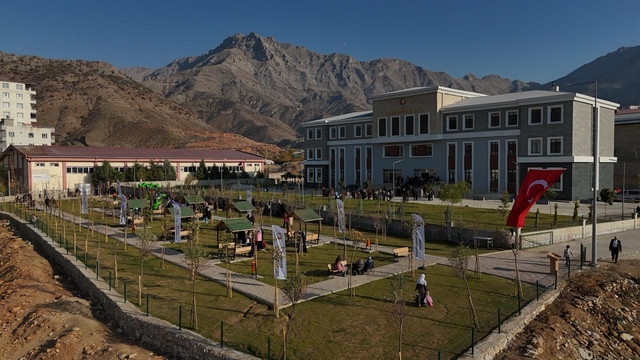 Sason'da yapımı tamamlanan park hizmete açıldı