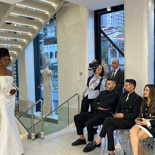 Bursa'da muhteşem gelinlik defilesi: 26 koleksiyon 15 mankenle podyuma taşt...