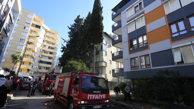 Antalya'da teras katta çıkan yangın paniğe neden oldu