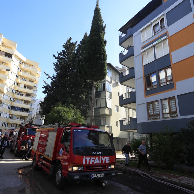 Antalya'da teras katta çıkan yangın paniğe neden oldu