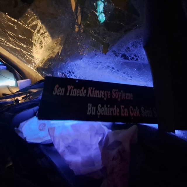 Minibüs, TIR'a çarptı; 2 yaralı