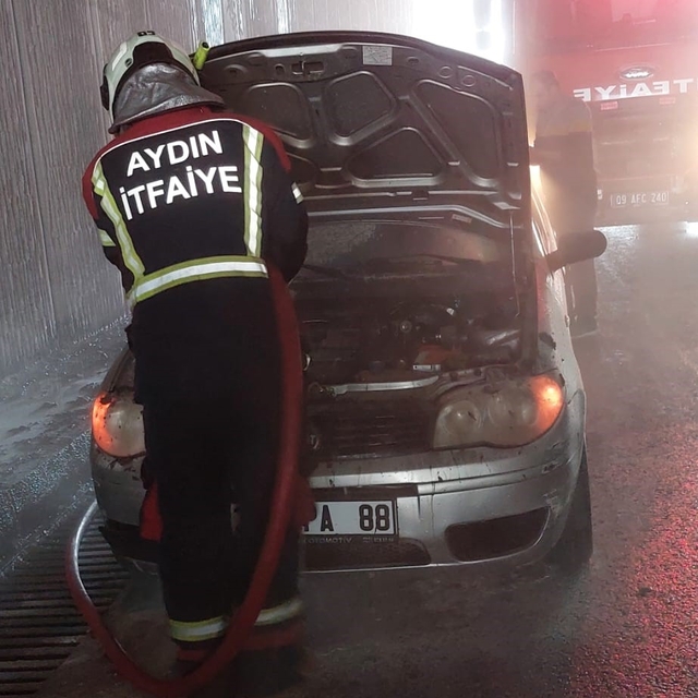 Aydın'da alt geçitte araç yangını
