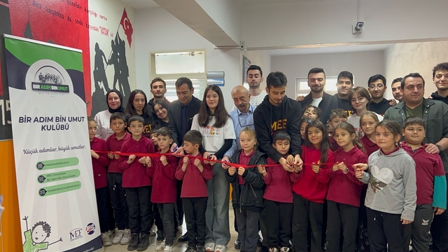 Üniversite öğrencilerinden köy okuluna kütüphane ve oyun odası desteği