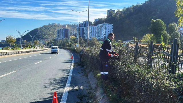Trabzon'da park ve bahçelerde temizlik yapıldı