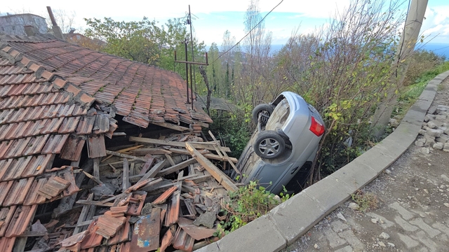 Zonguldak'ta kontrolden çıkan otomobil evin çatısına uçtu