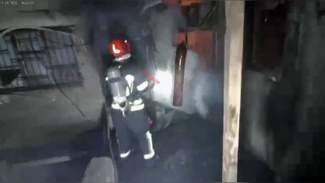 Osmaniye'de iki katlı ahşap binadaki yangın söndürüldü