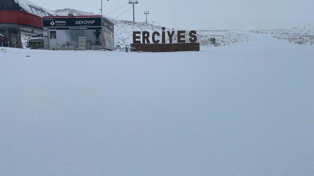 Erciyes güne beyaz örtüyle uyandı
İşletmeciler heyecanla sezonun açılmasını bekliyor
