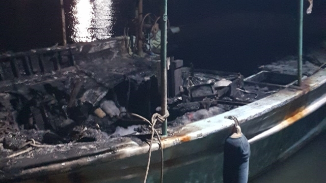 Antalya'da düşen yıldırım 3 tekneyi küle çevirdi